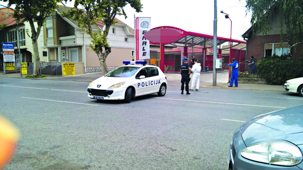 Tuku se, obijaju vozila, kradu, sebe nazivaju "Bombe 90-tih"