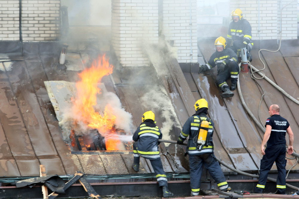 Požar progutao krov zgrade!