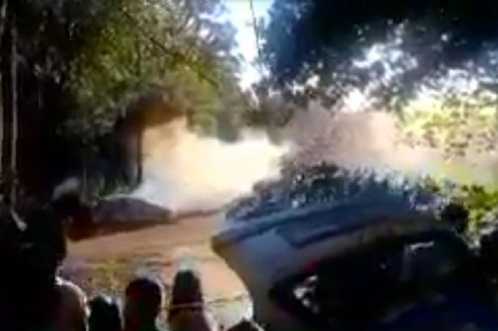 Automobil uleteo u publiku, šestoro mrtvih! (UZNEMIRUJUĆI FOTO I VIDEO)