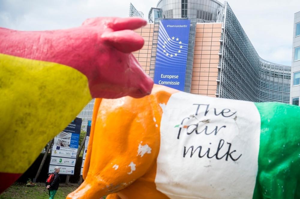 Mlekari traktorima paralisali Brisel