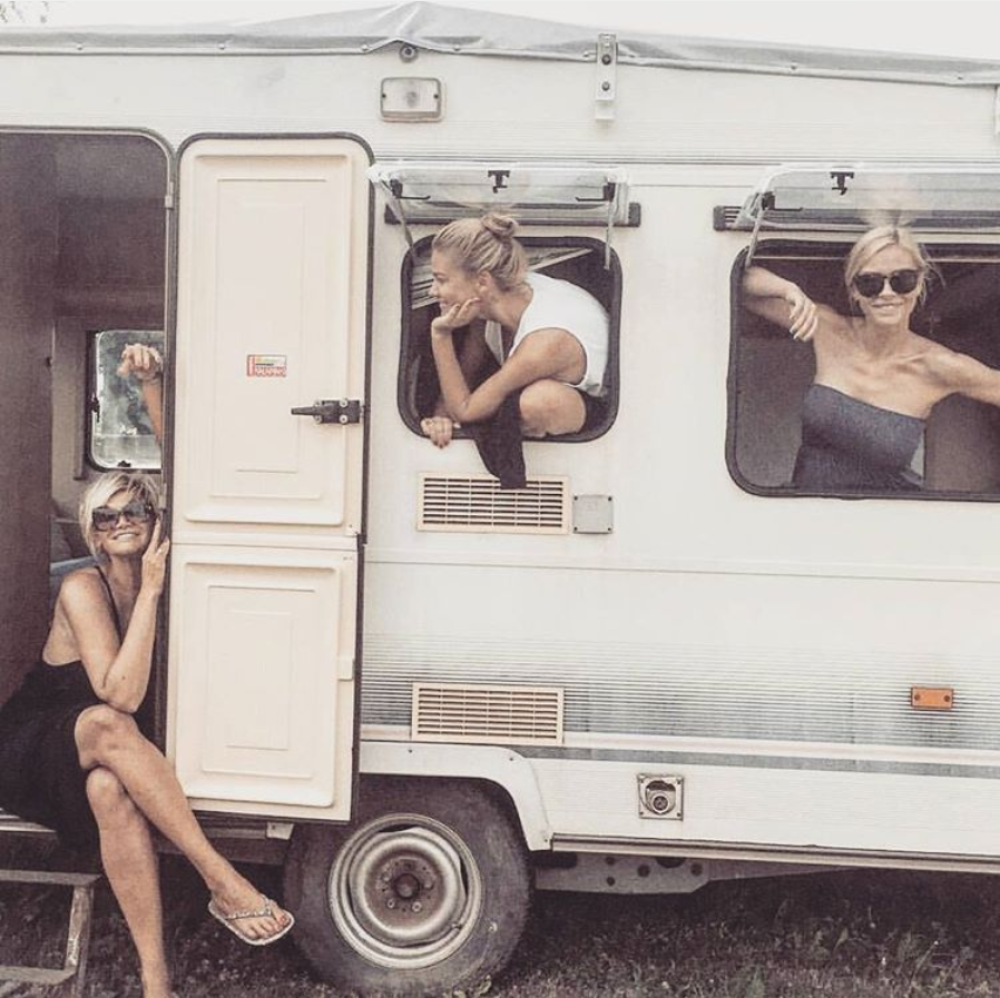 Kristina i Nataša najstarijoj sestri poslale rođendansku čestitku