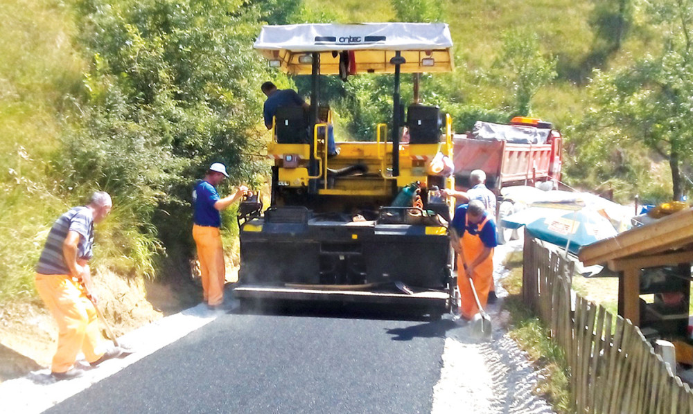 Meštani asfaltiraju ulicu o svom trošku!
