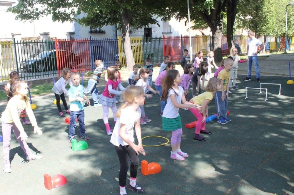 Deca ne mogu da se popnu do drugog sprata!