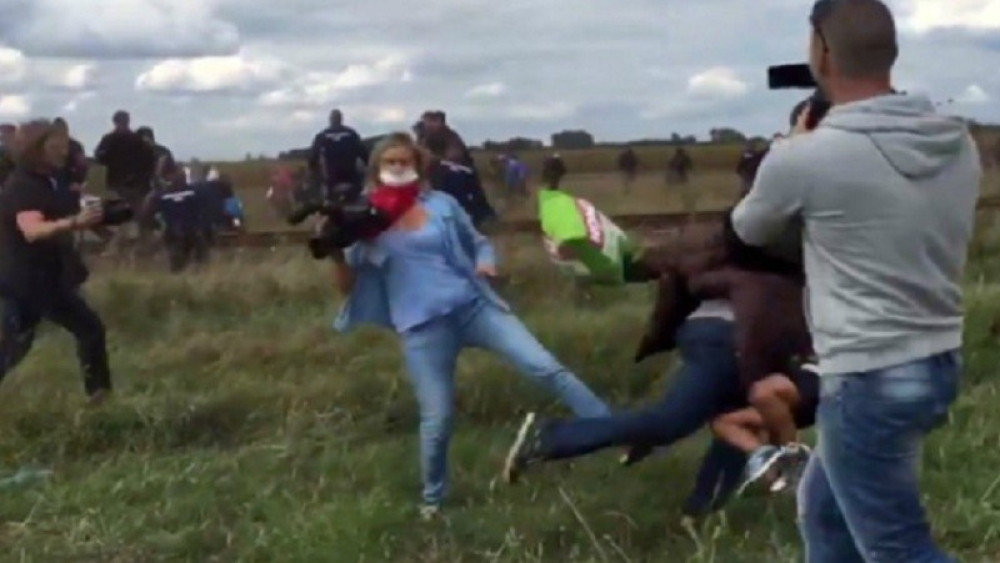 Saplela migranta sa detetom u naručju