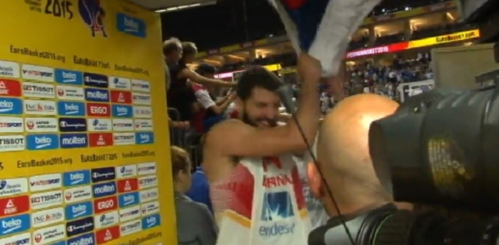 Mirotić pocepao srpsku zastavu!