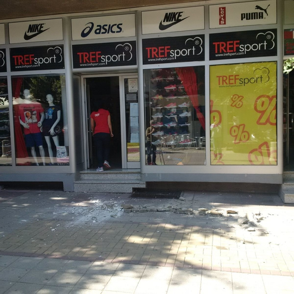 Obrušila se fasada terase u pešačkoj ulici