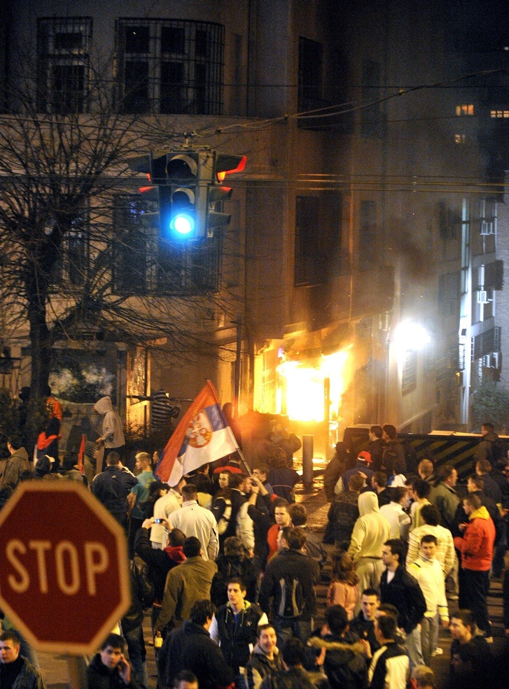 Uslovne kazne za paljenje ambasade SAD!