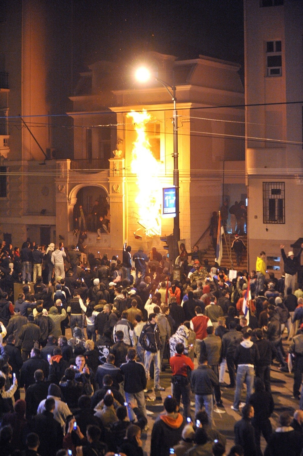 Svi optuženi za paljenje američke ambasade PRAVOSNAŽNO OSLOBOĐENI! (VIDEO)