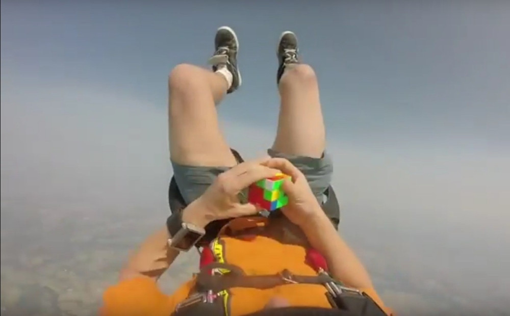 Otvara padobran tek kad reši Rubikovu kocku! (VIDEO)