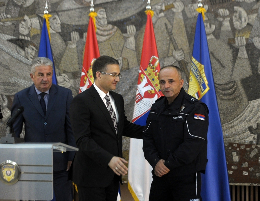 Ovaj policajac postao je svetski hit zbog humanosti! (FOTO)