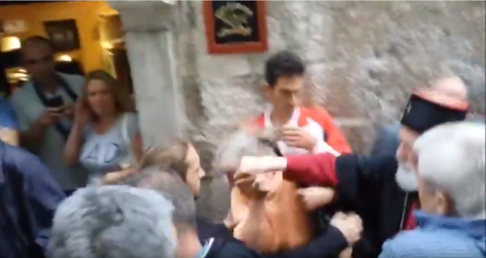Mitropolit odalamio staricu! (VIDEO)