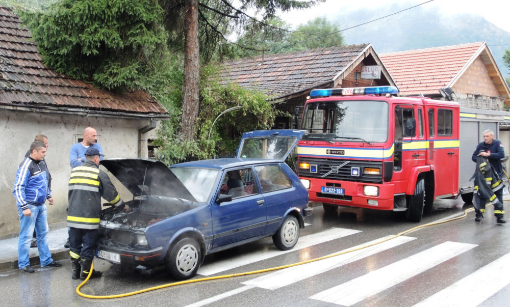Zapalio se automobil u kojem su deca