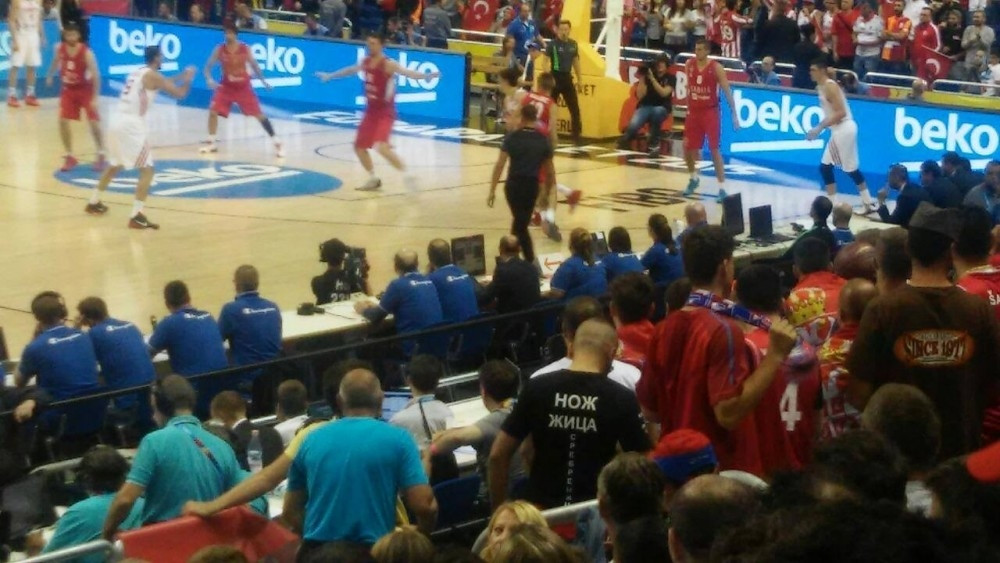 Navijač Srbije sa majicom "Nož, žica Srebrenica"