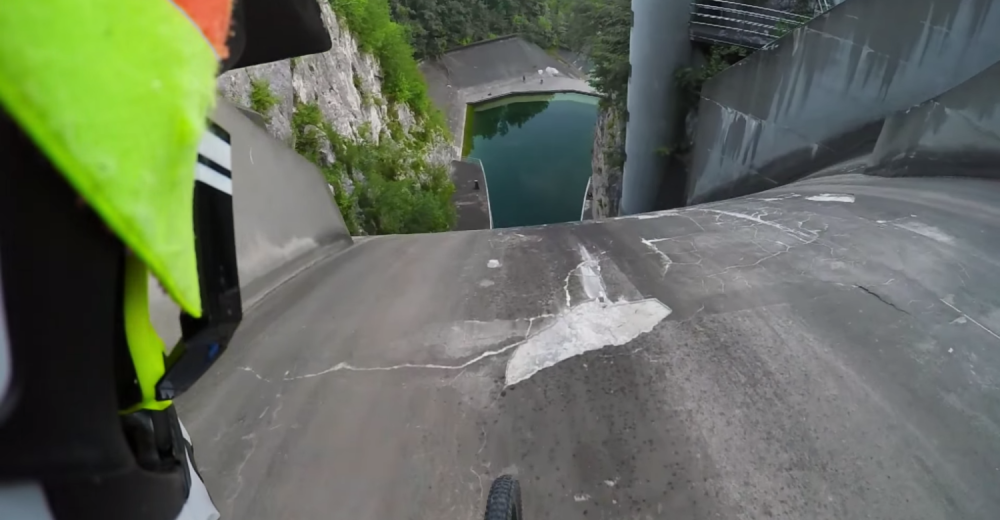 Biciklom se spustio niz branu!