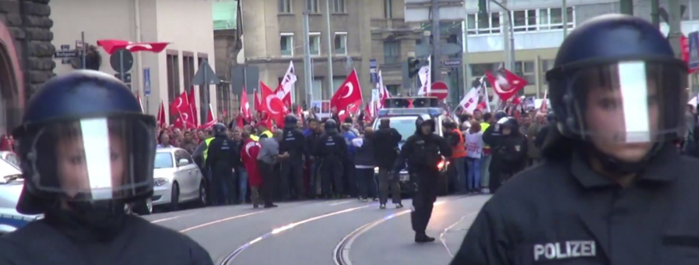 Krvava tuča Turaka i Kurda u Frankfurtu!