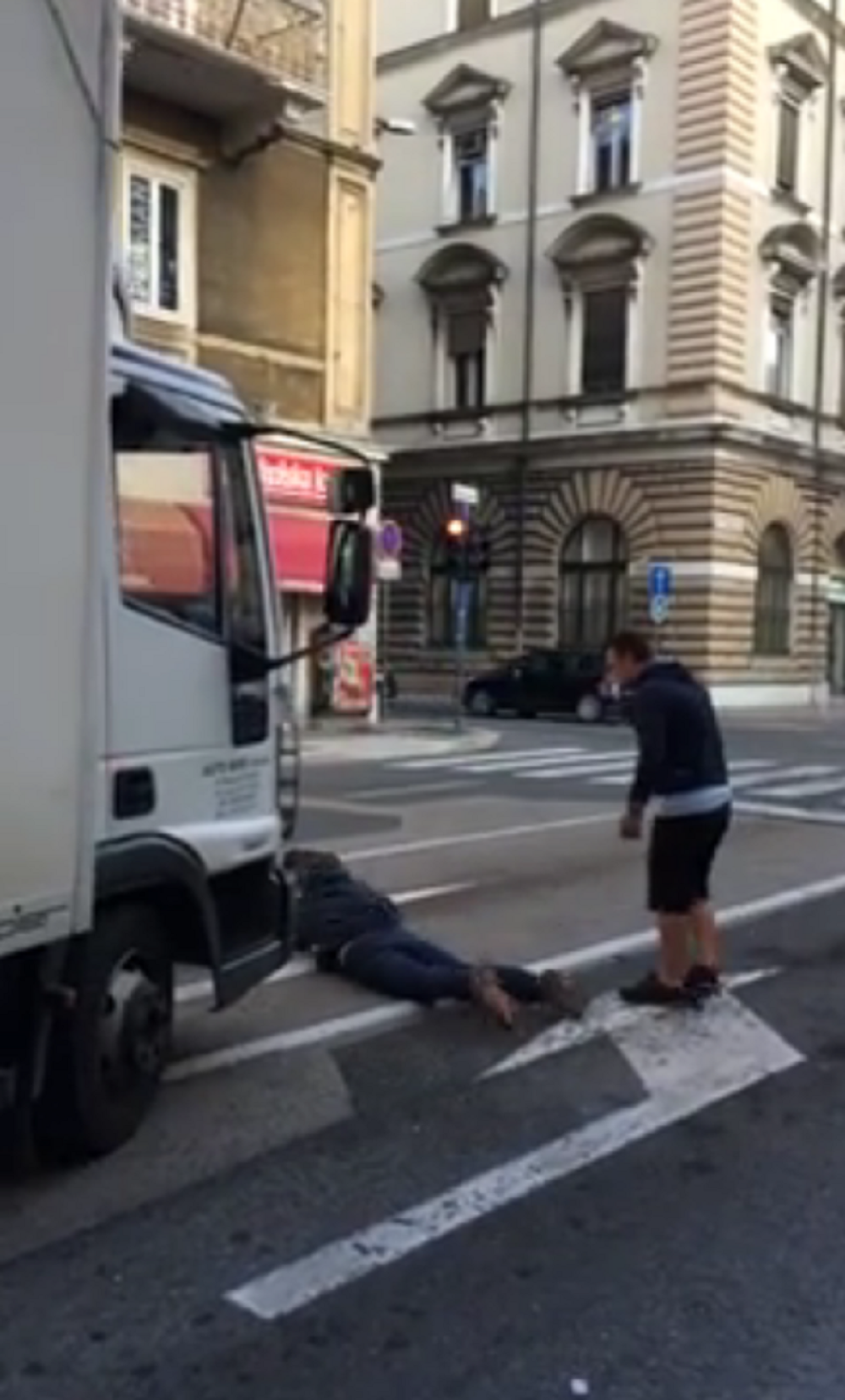 Legao na put jer ne može više da gladuje! (VIDEO)