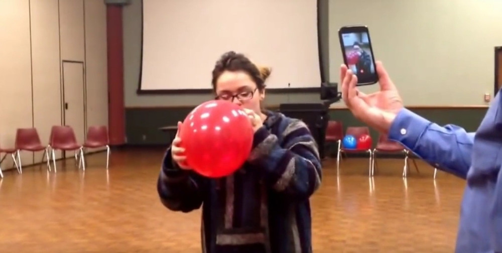 Devojčica (14) udahnula helijum, počela da se smeje i pala mrtva!