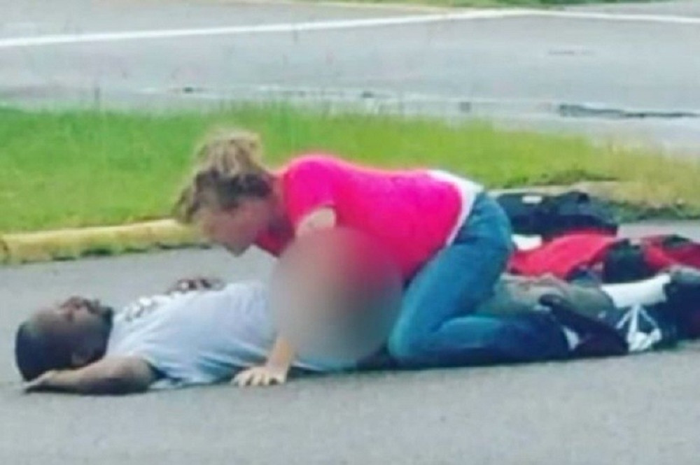 Imala seks na parkingu sa onesvešćenim dečkom! (VIDEO)