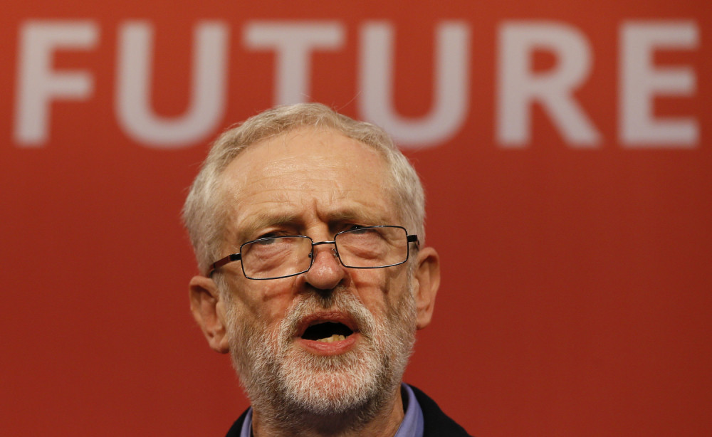 Vojni padobranci pucali u plakat Džeremi Korbina (VIDEO)