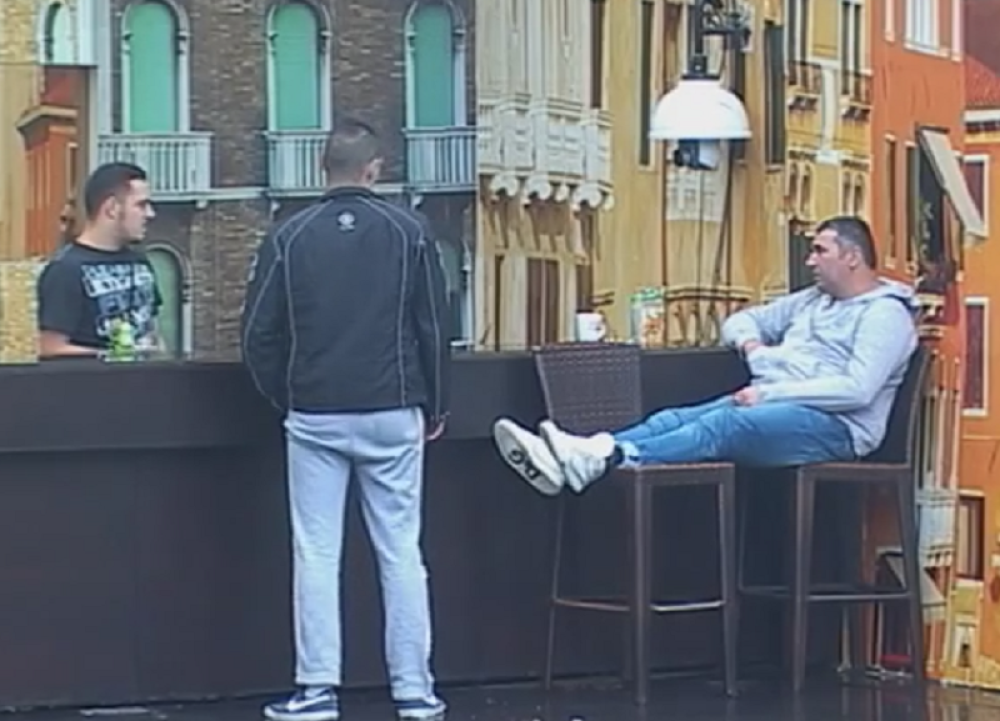 Miki Gastozu: Debilko, što se majmunišeš po splavovima?!