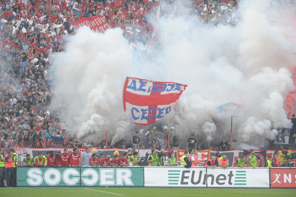 Navijači se iživljavali nad momkom na sred ulice (UZNEMIRUJUĆI VIDEO)