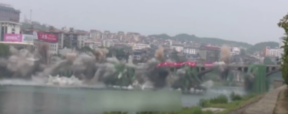 Srušili most za tri sekunde! (VIDEO)