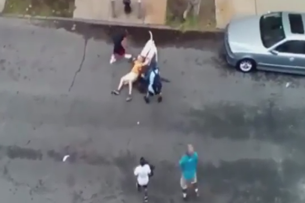 Psi napali čoveka i ostavili ga u lokvi krvi! (UZNEMIRUJUĆI VIDEO)