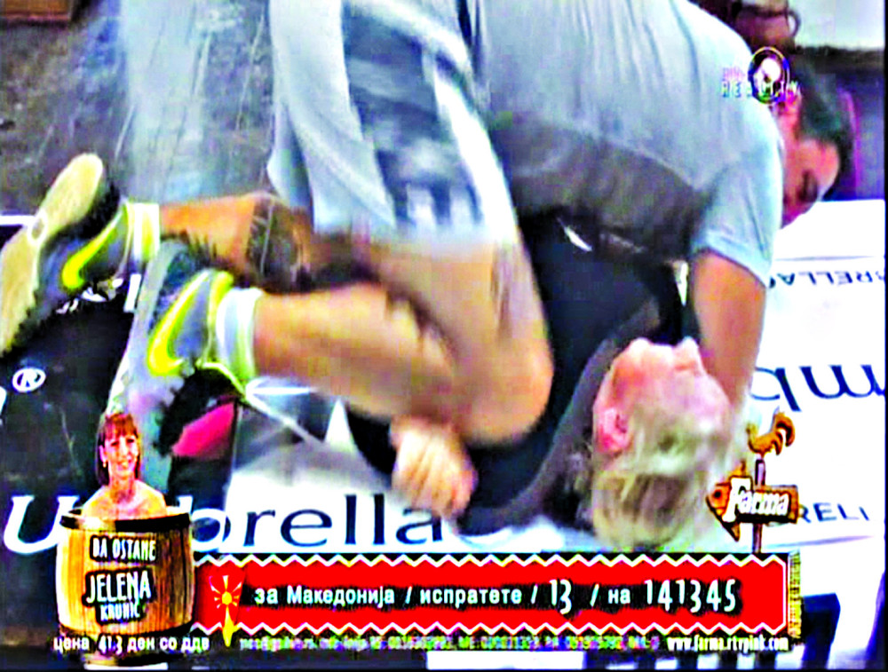 Rvao se sa ženom, pa joj ponudio pušenje! (FOTO)