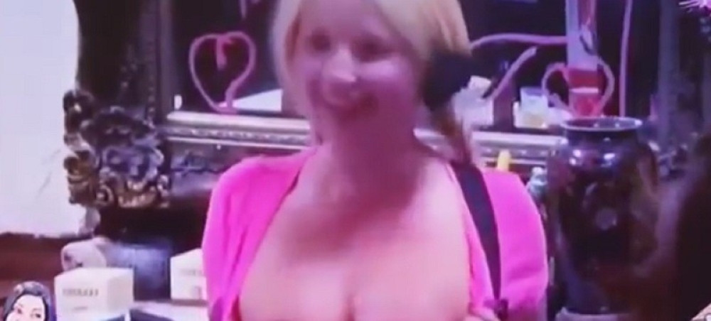 I Maja pokazala gole grudi! (VIDEO)