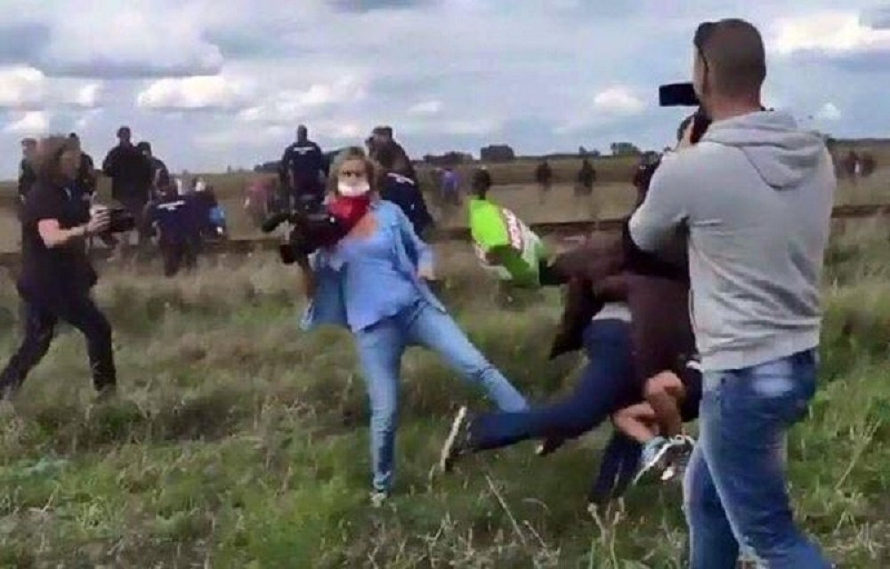 Kamermanka koja je šutirala migrante uslovno osuđena