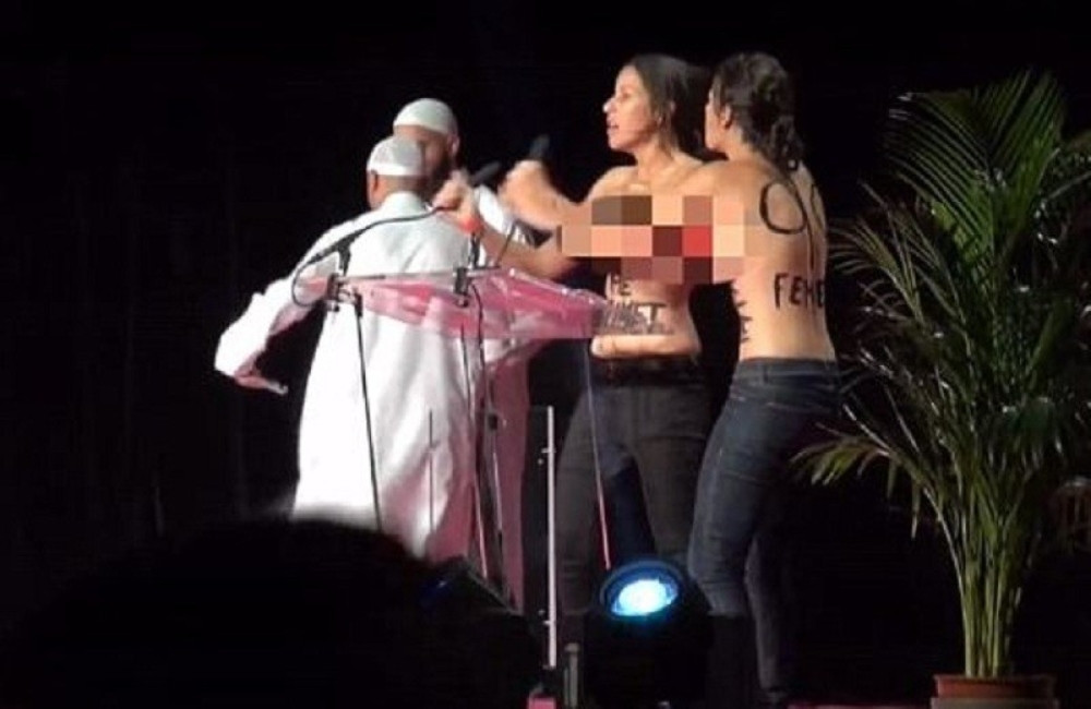 Gole do pojasa prekinule muslimansku konferenciju!