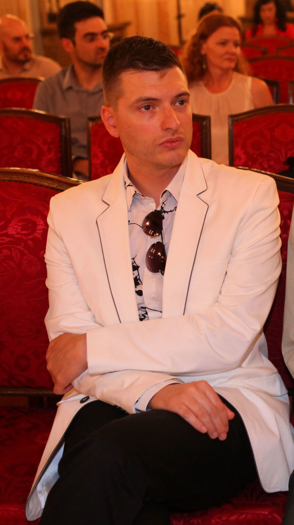 Predrag Azdejković opleo po pevačima!