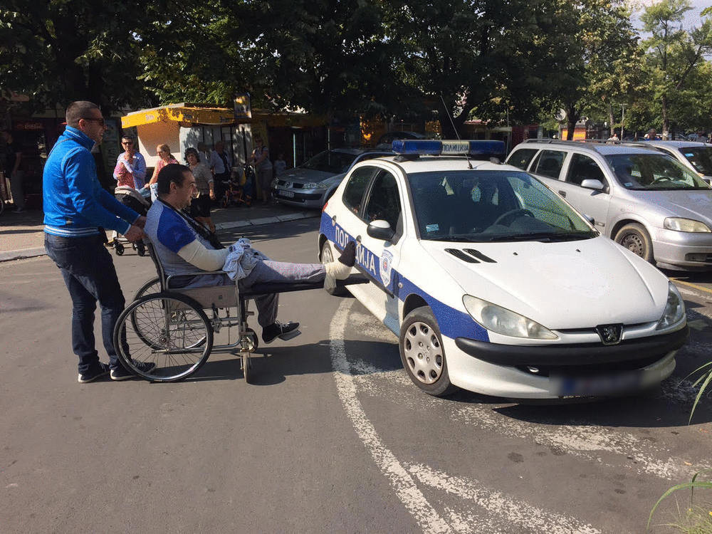 Pa zar policija da tako parkira?