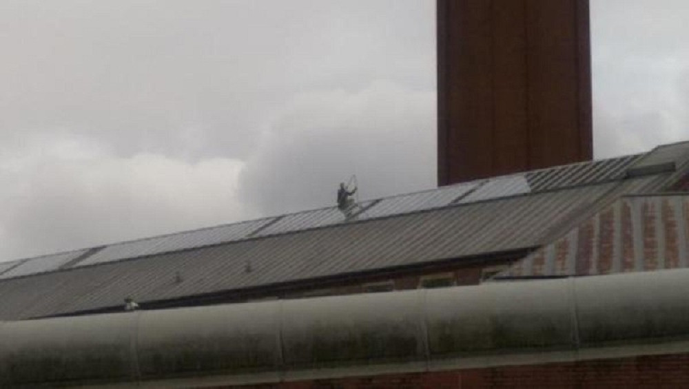 Ubica se popeo na krov zatvora i skinuo (ponovo)!