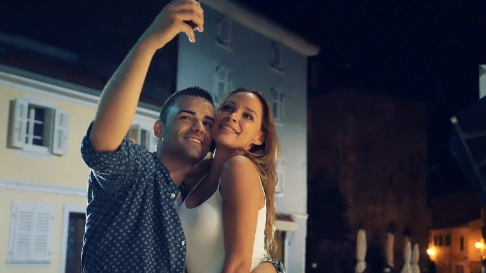 Pevaču izgoreo auto!