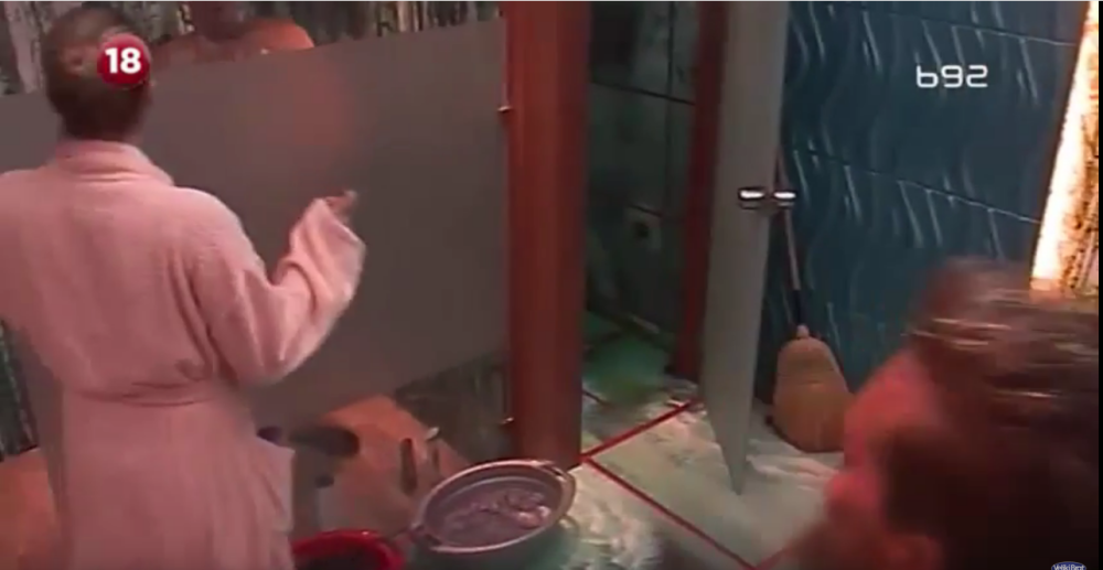 Tina uletela golom Antonu pod tuš! (VIDEO)