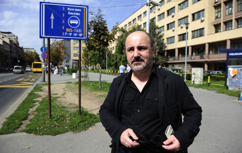 Kokan Mladenović preko ograde u policiju