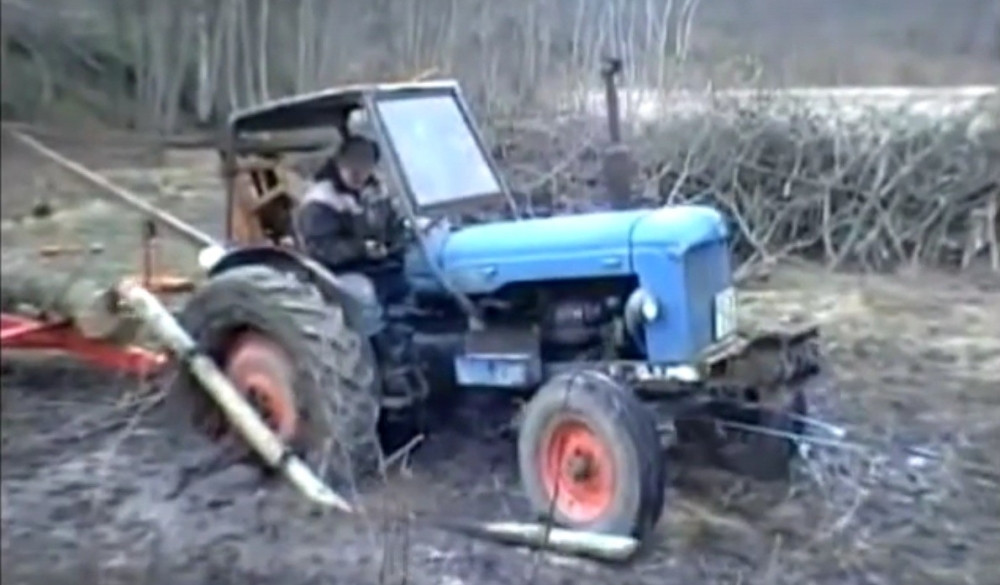 Evo kako da izvučete traktor iz blata (VIDEO)