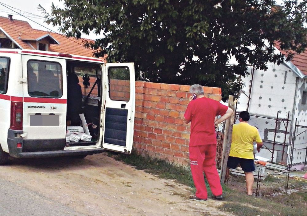 Hitna umesto pacijenata prevozi cement