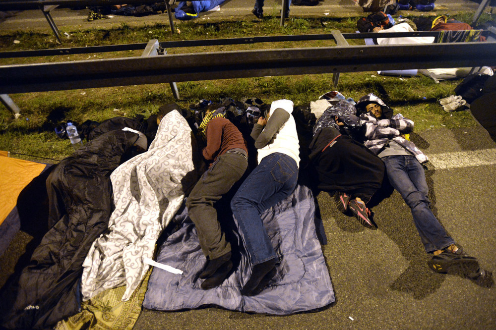 Hrvati primili prve izbeglice, čuvaju ih i demineri