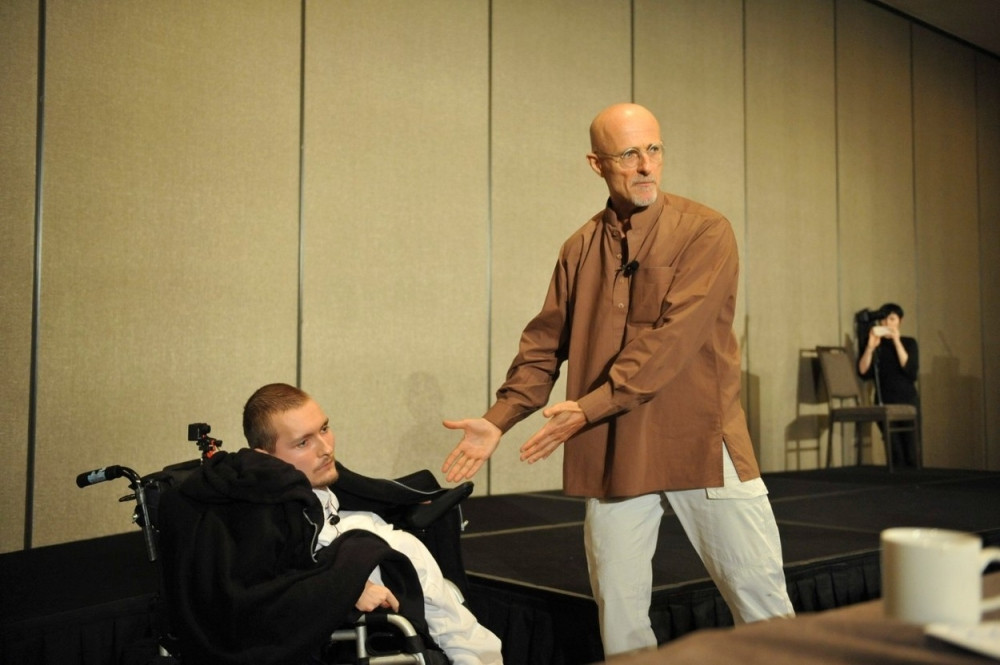 Prodaje suvenire da plati presađivanje glave!