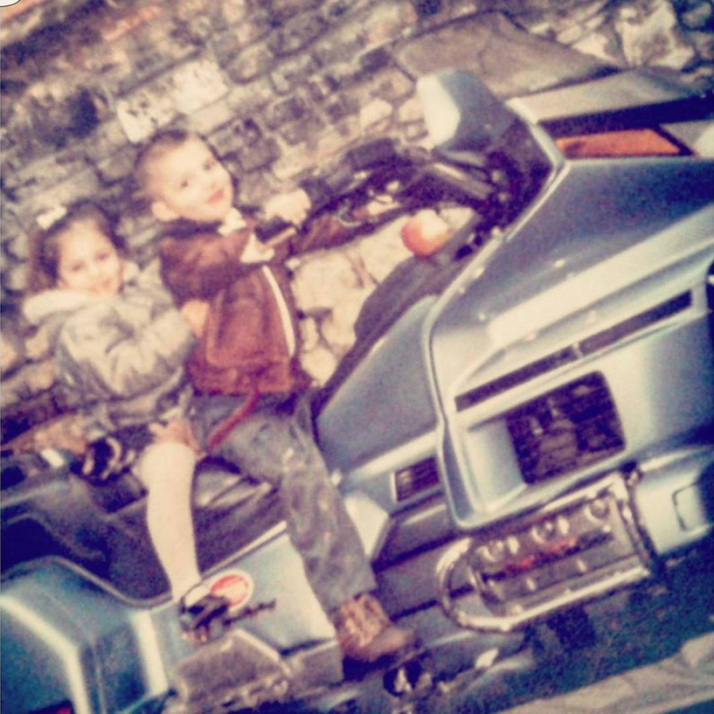 Prepoznajete li brata i sestru sa slike? (FOTO)