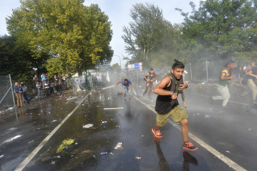 Mađari pucali na izbeglice, povređeni srpski novinari! (VIDEO UŽIVO!)