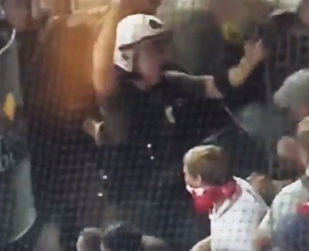 Grčka policija prebila navijače Bajerna! (VIDEO)