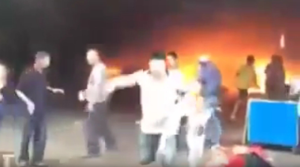 Bacali decu kroz prozor da ih spasu od požara! (VIDEO)