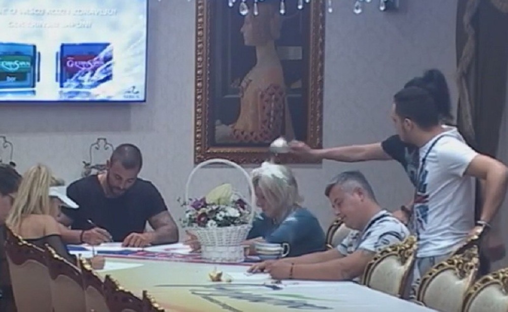 Saška opet posula Jelenu brašnom! (VIDEO)