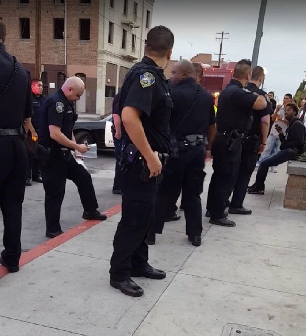 Prešao ulicu van zebre, umlatilo ga devet policajaca! (VIDEO)