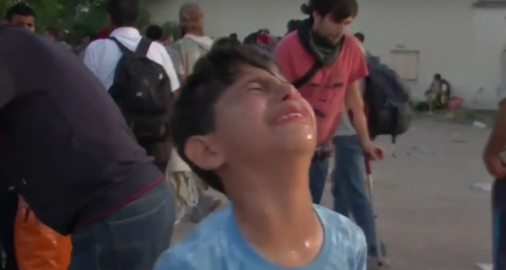 Policija tuče decu na granicama Srbije