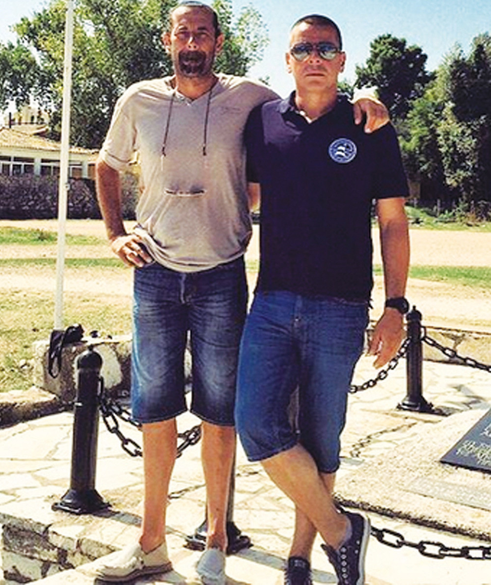 Georgiev krstari s bratom