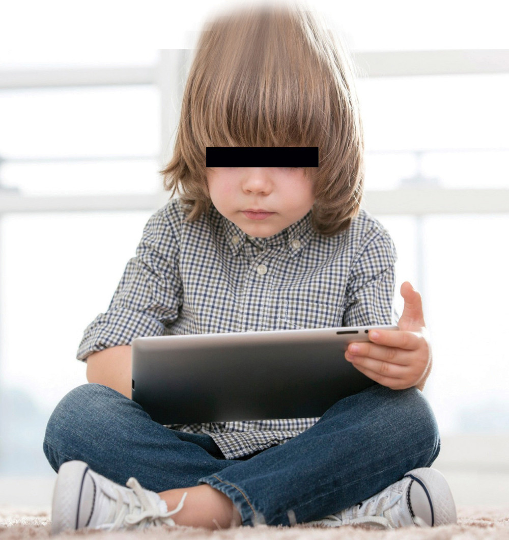 Deci daju poklone, pa ih ucenjuju porno-slikama